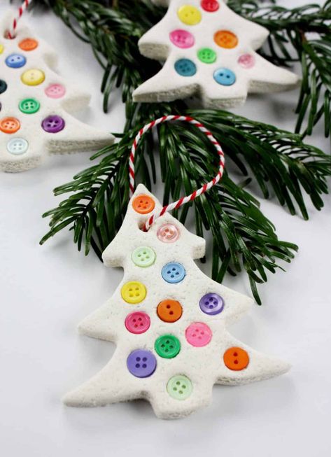 Toddler Homemade Christmas Ornaments, Christmas Diy Toddler Crafts, Diy Christmas Toddler Crafts, Hanging Christmas Crafts For Kids, Kids Made Ornaments, Christmas Ornament Kindergarten, Christmas Diy Kindergarten, Montessori Christmas Crafts, Christmas Diy Preschool