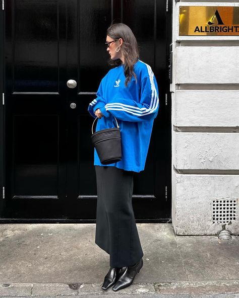 Sporty Jacket Outfit, Adidas Tshirt Outfit, Polo Street Style, Blue Tshirt Outfit, Adidas Shorts Outfit, Adidas Pants Outfit, Sambas Adidas, Celine Boots, Sporty Chic Outfits