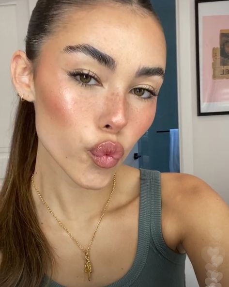 Madison Beer Makeup, Bear Makeup, Makeup Artist Logo, Glowing Makeup, Clean Makeup, Instagram Tags, Makeup For Black Women, Glitter Eyeshadow, Madison Beer