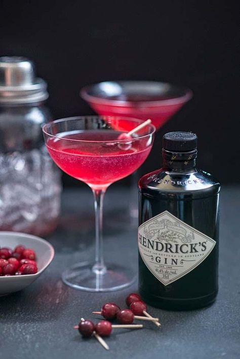 Red Queen cocktail Queen Cocktail, Easy Halloween Cocktails, Blueberry Gin, Party Decorations Ideas, The Red Queen, Entertaining At Home, Coctails Recipes, Cocktails To Try, Festive Cocktails