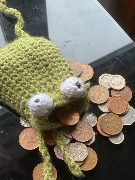 This silly frog can help keep ahold of your things! Like money, medicine, small toys, keys, etc. it's funny and practical! Made with green wool, but if you would like a different colour you can request it. Handmade by me 🤗 Funny Crochet Gifts, Silly Frog, Funny Crochet, Easy Crochet Animals, Crochet Frog, Crochet Humor, Crochet Design Pattern, Small Toys, Crochet Fashion Patterns