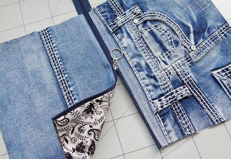 Denim Diy Projects, Denim Makeup Bag, Diy Jeans Bag Tutorial, Makeup Bag Tutorials, Repurposed Jeans, Diy Bags Jeans, Easy Gift Ideas, Bag From Old Jeans, Denim Scraps