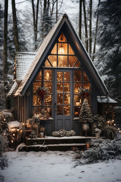 Wood Cabin Christmas, Christmas At The Cabin, Christmas Cozy Aesthetic, Christmas Chalet, Snow Woods, Christmas Cabin Decor, Lights Aesthetic, Cabin Aesthetic, Small Cottage Homes