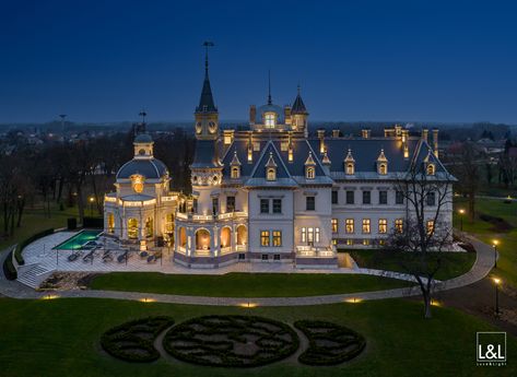 Botaniq Castle, Tura, Hungary Light planning by 3F Project Photo by Hlinka Zsolt Botaniq Castle in Tura, Pest County, Hungary, has been returned to its former glory after a restoration that involved transforming the entire building from an erstwhile aristocratic residence into a modern luxury hotel. The lighting design for the exteriors was carried out by Budapest-based lighting design studio 3F Project. Castle House Modern, Modern Luxury Hotel, Circular Windows, Castle Luxury, Square Floor Plans, Tilted Head, English Landscape Garden, Castle House Design, Castle Exterior