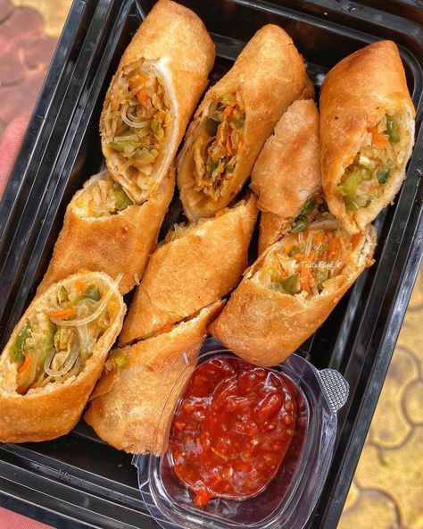 ARUSHI & DEEPANSHU on Instagram: “Rain showers in Delhi calls for a plate of Hot and Spicy Vegetable Spring Rolls😍 What are you having or what do you Love Eating while its…” Spring Roll Picture, Spring Roll Aesthetic, Spring Rolls Aesthetic, Aesthetic Food Pics, Indian Fast Food, Trending Summer Nails, Onion Pizza, Simple Family Meals, Vegetable Spring Rolls