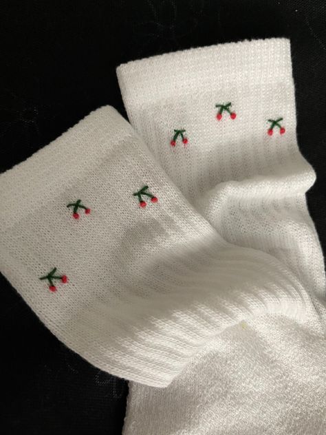 Easy Aesthetic Embroidery Ideas, Subtle Embroidery On Clothes, Embrodery Socks, Cute Simple Embroidery Designs, Embroidery Socks Ideas, Simple Embroidery On Clothes, Cute Easy Embroidery Ideas, Small Things To Embroider, Cute Embroidery On Clothes