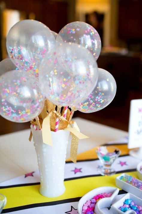 15 ways to decorate a table with balloons Pretty Balloons, Unicorn Birthday Party Decorations, Rainbow Unicorn Party, Unicorn Baby Shower, Balloon Centerpieces, Balloon Diy, Unicorn Birthday Parties, Party Centerpieces, Fete Halloween