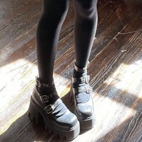 Grunge Shoes Aesthetic, Grunge Shoes, Goth Shoes, Shoes Aesthetic, Dark Grunge, Shoe Inspo, New Rock, Swag Shoes, Manado