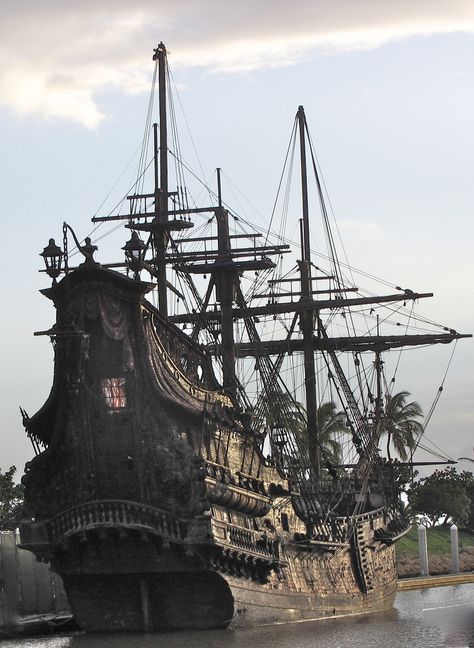 The Black Pearl ,This ship is docked in Hawaii at Ko Olina. This is what they used in the new Pirates of the Caribbean movie Pirates Of The Caribbean Black Pearl, Pirates Of The Caribbean Ship, Kapal Karam, Old Pirate, Black Pearl Ship, Ship Life, Kaptan Jack Sparrow, Navi A Vela, Pirates Life