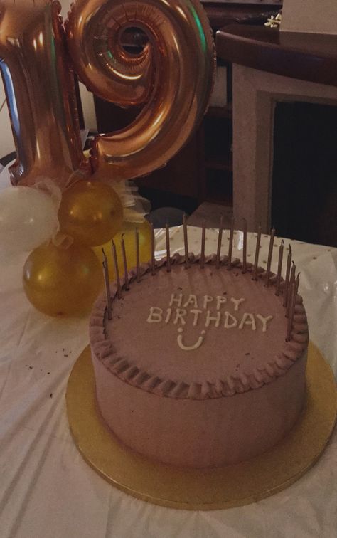 Birthday cake inspo Cack Birthday Girl, 19th Birthday Aesthetic Pictures, 19th Birthday Pictures, Cakes For 19th Birthday, Birthday Cake 19th Girl, Happy 19th Birthday Girl, 19birthday Cake, Cake For 19th Birthday Girl, 19th Birthday Cake For Her