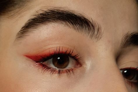 Casual Red Eyeshadow, Red And Brown Eye Makeup, Simple Red Eyeliner Looks, Red Subtle Makeup, Red Simple Eye Makeup, Red Easy Makeup, Red Eyeliner Brown Eyes, Subtle Red Eyeshadow Looks, Red Eyeliner Hooded Eyes