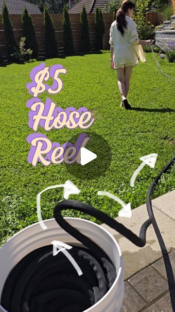 Pans in a pod on Instagram: "Tired of tangled hoses but do not want to spend $$$ on a retracting hose reel?  🪣Try this $5 technique using a 5-gallon bucket! 🪶Light weight so it’s easy to carry from front yard to back yard  🧹Super easy and fast to clean up after  #gardenideas #gardening #garden #backyardgarden #wateringplants #gardenhose #home #homehacks #gardenhacks #diy" Backyard Hose Storage, Diy Hose Reel Holder, Diy Water Hose Holder Ideas, Diy Garden Hose Storage, Outdoor Hose Storage Ideas, Diy Garden Hose Reel, Diy Hose Holder Ideas, Water Hose Holder Diy, Garden Hose Holder Diy Ideas