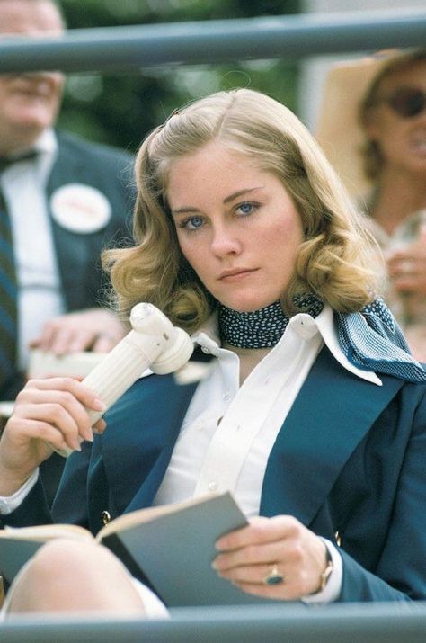 VintagePhotos on Twitter: "Cybill Shepherd behind the scenes of Taxi Driver. 1975… " Katharine Ross, Cybill Shepherd, Candice Bergen, Montgomery Clift, Julie Christie, Glenn Close, Elizabeth Montgomery, Angela Lansbury, Kirk Douglas