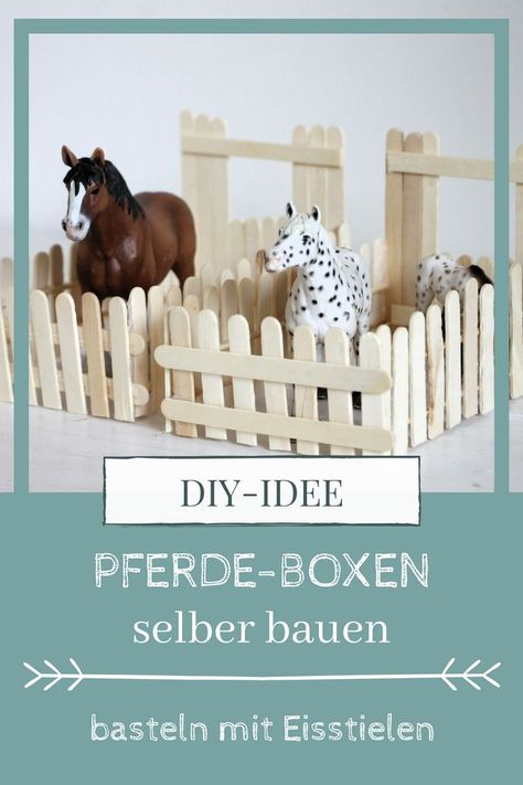 DIY: Pferde Box selber bauen. Beim Basteln mit Eisstielen kann man unheimlich kreativ sein. Eine Bastelhölzer Bastelidee ist ein Pferdestall aus Eisstielen. Dieser kann für Schleich Pferde oder Playmobil Tiere genutzt werden. Das Pferdestall bauen ist einfach und schnell gemacht. Horse Box, Horse Party, Ice Cream Stick, Horse Crafts, Toy Horse, Barbie Diy, Horse Stables, Wine Bottle Crafts, Wooden Crafts