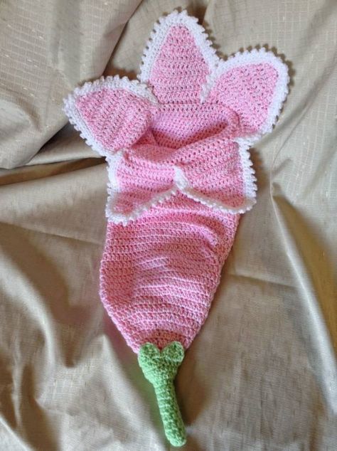 Free Pattern – Baby Flower Cocoon Crochet Baby Cocoon Pattern, Newborn Cocoon, Baby Cocoon Pattern, Hands Embroidery, Crochet Baby Photo Prop, Crochet Cocoon, Crochet Photo Props, Crochet Baby Cocoon, Confection Au Crochet