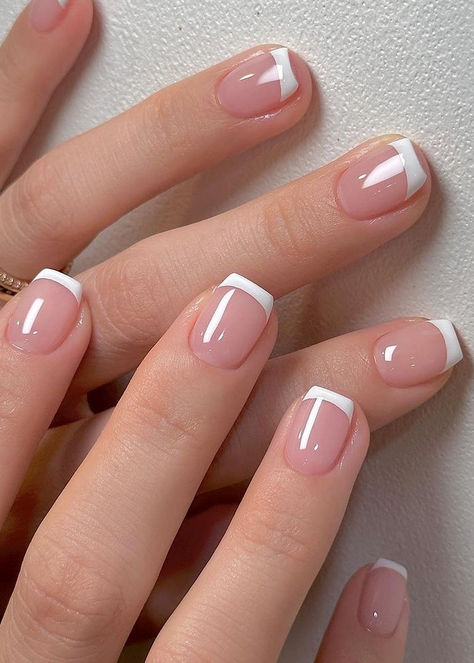 Korean white nails: simple French tips Short Fake Nails, Nagel Tips, Her Nails, Stick On Nails, Girls Nails, French Tip Nails, Square Nails, Nail Kit, Photo Instagram