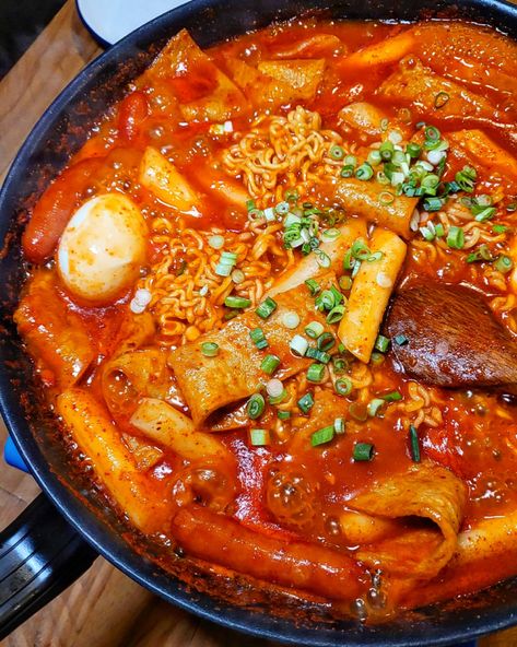 Ramen Tteokbokki, Korean Tteokbokki, Korean Kitchen, Gochujang Sauce, Korea Food, Korean Street Food Recipes, Spicy Rice, Cheat Meal, Savory Sauce