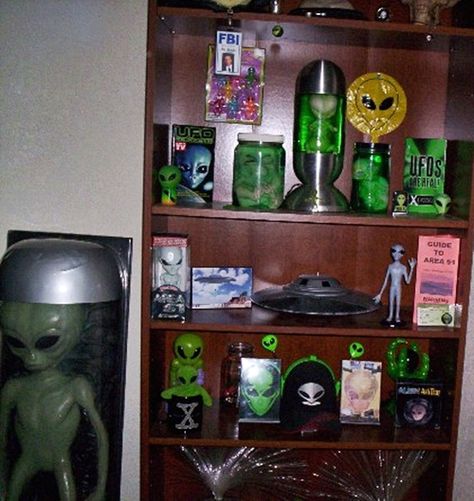 Mundo Hippie, Space Grunge, Alien Aesthetic, Green Alien, Aliens And Ufos, Monster Energy, Bedroom Inspo, My New Room, Dream Room