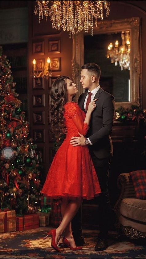 Fancy Christmas Family Photos, Couples Christmas Photoshoot Outfits, Photoshop Poses, Christmas Photography Ideas, Photography Ideas For Couples, Shooting Photo Couple, Christmas Card Photo Ideas, Christmas Engagement Photos, Christmas Photos Outfits