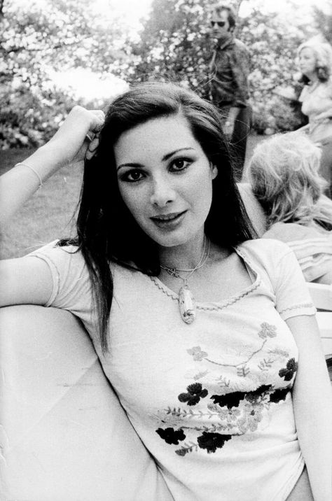 Edwige Fenech Edwige Fenech, And God Created Woman, Old Hollywood Movies, Italian Actress, French Girls, Black White Photos, Dark Beauty, Iconic Women, Vintage Beauty