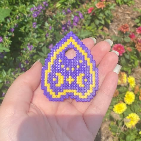 Ouija planchette made from mini perler beads! (can be made into keychain/necklace/earrings, DM on instagram @feastoncreations to request) Sailor Moon Perler Beads Wands, Witch Perler Bead Patterns, Mini Beads Ideas, Coraline Perler, Trippy Perler Beads, Perler Bead Patterns Ideas, Rave Perler Ideas, Aesthetic Perler Beads, Perler Beads Ideas Cute