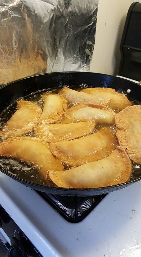 Meat pie Liberian style Meat Pie African, Banting Desserts, Nigerian Snacks, Soy Sauce Stir Fry, Small Chops, Fried Meat, Liberian Food, West African Food, Africa Food