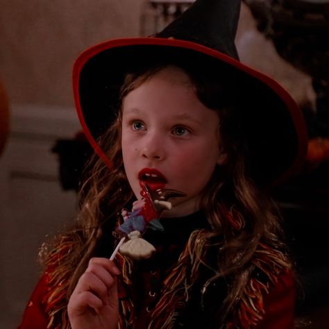 Hocus Pocus Profile Pic, Halloween Movies Characters, Halloween Aesthetic Hocus Pocus, Dani Dennison Hocus Pocus, Dani Hocus Pocus, Iconic Halloween Characters, Halloween Movie Characters, Halloween Movies Aesthetic, Halloween Icons Aesthetic