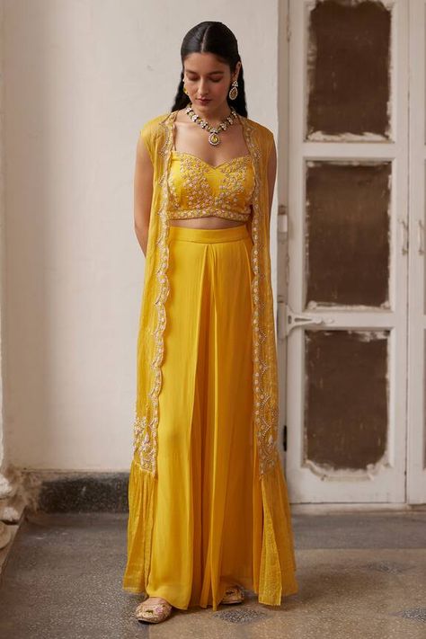 Indian Wedding Haldi Dress, Haldi Jacket Outfit, Design For Haldi Dress, Yellow Indowestern Outfits, Haldi Guest Look, Haldi Outfits For Guests, Haldi Lehenga Designs, Haldi Outfits Guest, Haldi Guest Outfit Indian