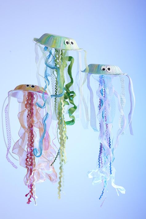 Activity: For this activity you could be doing a unit on jellyfish, or just simply be interested in jellyfish. It does not necessarily need to be a classroom project, you can just make them to deco… Jelly Fish, Jellyfish, Jelly, Fish