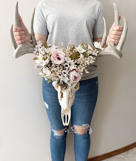 Skull With Dried Flowers, Girly Deer Mount, European Mount With Flowers, Deer Skull Wreath, European Deer Mount Ideas Girly, Buffalo Skull Decor, Deer Horns With Flowers, Deer Antler With Flowers, Decorated Deer Skull