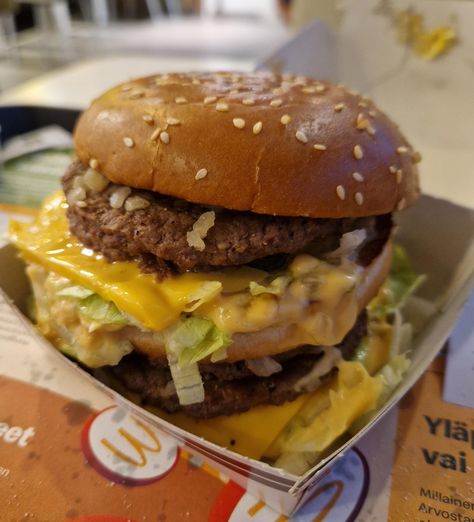 This one is double big mac with extra sauce, extra pickles and extra cheese. It was maybe even too much sauce but i rather have too much than too dry. by Relevant_Sense_3321 Mcdonalds Big Mac Aesthetic, Essen, Big Mac Aesthetic, Cheeseburger Mcdonalds, Ground Beef Taco Recipe, Mcdonalds Big Mac, Big Mac Burger, Mac Burger, Big Mac Tacos