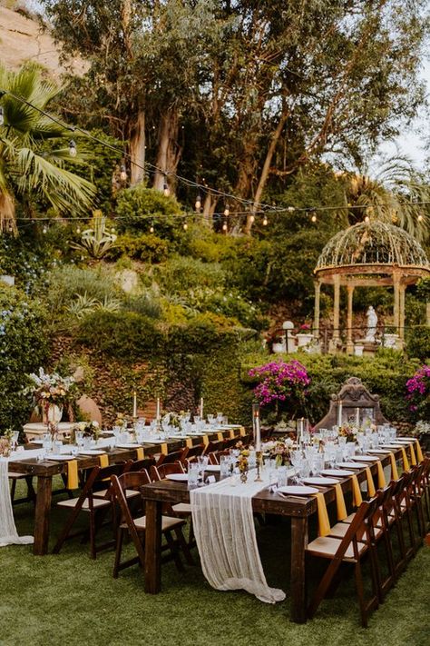 Wedding Reception Romantic, Wedding Reception Garden, Wedding Tablesetting, Houdini Estate, Emotional Wedding Photography, Emotional Wedding, Photography Trends, Wedding Reception Food, Reception Tables