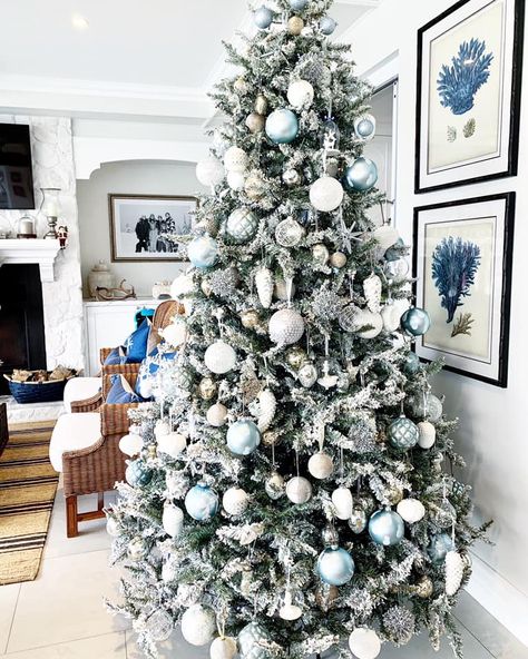 Hampton Christmas Tree, Hampton Christmas Decor, Hamptons Christmas Tree, Hamptons Style Christmas, Hamptons Christmas, Silver Xmas Tree, Christmas Dinner Table Settings, Home Decor Coastal, Xmas Table