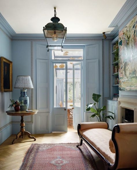 Antique Daybed, Sky Blue Paint, Blue Hallway, London Townhouse, Perfect Paint Color, Pink Curtains, London House, London Apartment, Design Del Prodotto