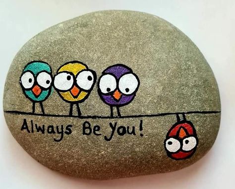 Rock Painting Birds Easy, Paint Flowers On Rocks, Wedding Painted Rocks Ideas, Easter Rock Painting Ideas Simple, Stenmaling Ideas, Cute Things To Paint On Rocks, Painted Rocks Diy Easy, Rock Painting Designs Simple, Simple Painted Rocks