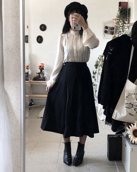 Tbh I love the Victorian era and would love to get into that style more. Maybe with a twist of modern. Modern Victorian Fashion, Victorian Inspired Fashion, Academia Outfits, The Victorian Era, Modern Victorian, Modern Clothing, Victorian Clothing, Edwardian Fashion, Moda Vintage