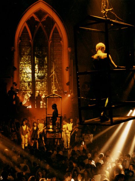 Berlin Club, 1990 Style, Goth Club, Underground Club, Night Club Aesthetic, Nightclub Aesthetic, City Club, Dance Club, Party Pictures