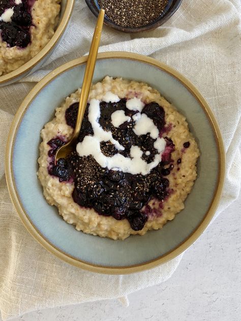 Blueberry Pie Oatmeal - Something Nutritious Blueberry Crumble Bars, Blueberry Topping, Blueberry Compote, Breakfast Goodies, Oatmeal Bowls, Blueberry Breakfast, Blueberry Oatmeal, Blueberry Crumble, Simple Nutrition