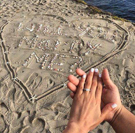 Cute beach proposal Proposal Ideas Simple, Beach Proposal Ideas, Proposal Ideas Beach, Tenby Wales, Wales Wedding, Wedding Picnic, Dream Proposal, Beach Proposal, Engagement Shoot Ideas