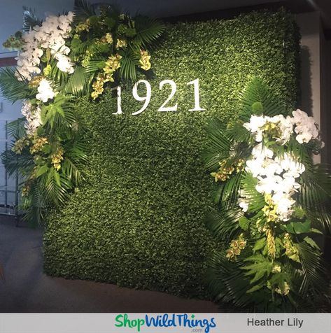 Boxwood Backdrop, Backdrop For Photos, Grass Backdrops, Wedding Background Decoration, Flower Wall Wedding, Diy Wedding Backdrop, Wedding Backdrop Design, Wedding Backdrop Decorations, Flower Wall Backdrop