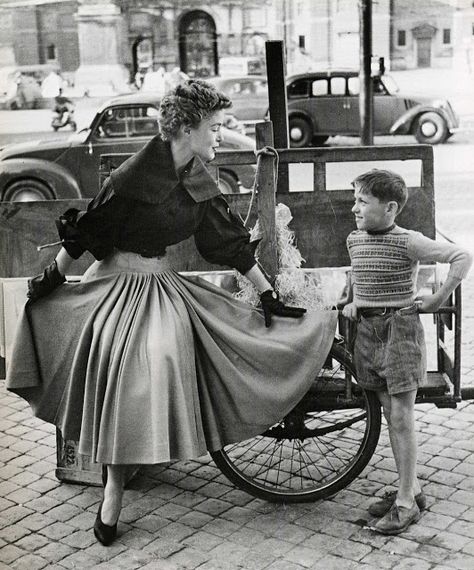 B O U D O I R: Simonetta. The First Lady of Italian Fashion 1950 Italian Fashion, 50s Italian Fashion, Italian 40s Fashion, 1940s Italian Fashion, Hot Dog Cart, Fashion 1940s, Clothing Sketches, Fifties Fashion, 50's Style