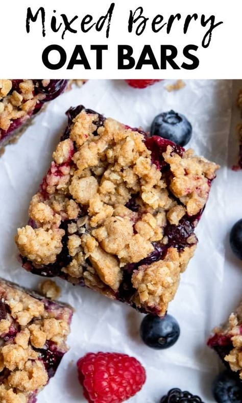 Mixed Berry Oat Bars are a perfect summer treat everyone will love! Bursting with fresh berries and hearty oats, a touch of cinnamon and all the buttery crumble topping! #oatbars #mixedberry #berryoatbars #oatmeal Berry Oat Bars, Berry Bars, Berry Crumble Bars, Berry Oatmeal, Berry Crumble, Berry Breakfast, Oat Crumble, Berry Dessert, Crumble Bars