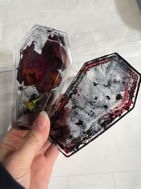 Horror Resin Art, Halloween Resin Tray, Gothic Resin Art, Witchy Resin Crafts, Halloween Resin Ideas, Halloween Resin Crafts, Goth Resin, Resina Epoxi Ideas, Holiday Decor Storage