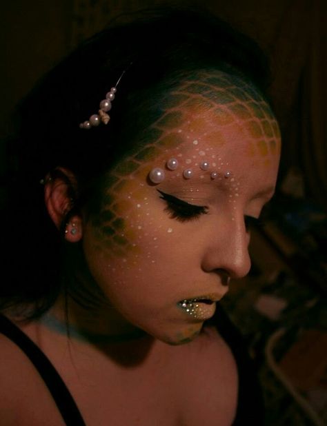 Cool mermaid makeup Mermaid Fantasy Makeup, Little Mermaid Makeup, Mermaid Makeup Halloween, Mermaid Costume Diy, Fish Makeup, Yellow Mermaid, Mermaid Parade, Special Makeup, Mermaid Halloween