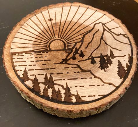 Engraved sunset into the mountain on real hickory. 6" in diameter. Wood Burning Easy Ideas, Guitar Wood Burning, Simple Wood Burning Patterns, Easy Wood Burning Ideas, Wood Engraving Ideas, Wood Burning Coasters, Wood Burning Designs, Burning Mountain, Wood Magnets