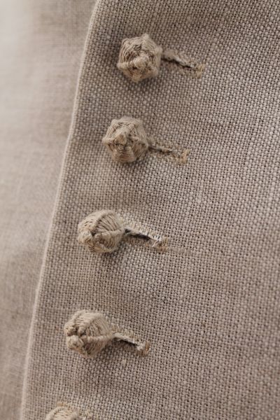 le fil à myrtille ᘠ  thread buttons couture textile linen beige boutons Detail Couture, Projek Menjahit, Dorset Buttons, Diy Buttons, Crochet Buttons, Couture Details, 자수 디자인, Button Art, Button Crafts