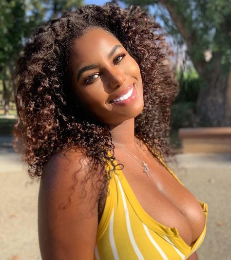 Busty Fashion, Beautiful Curly Hair, Seductive Clothes, November 11, Beautiful Smile Women, Beautiful Smile, Beauty Women, Google Photos, Curly Hair