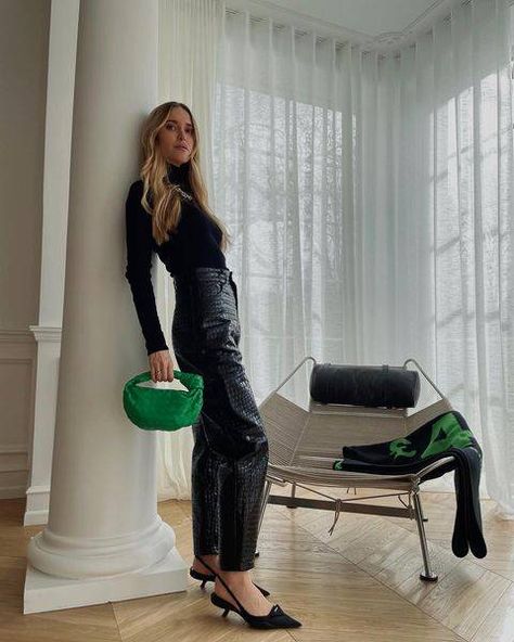 Green Purse Outfit, Green Bag Outfit, Kitten Heels Outfit, Bottega Bag, Pernille Teisbaek, Purse Outfit, Green Purse, Heels Outfits, Minimal Outfit