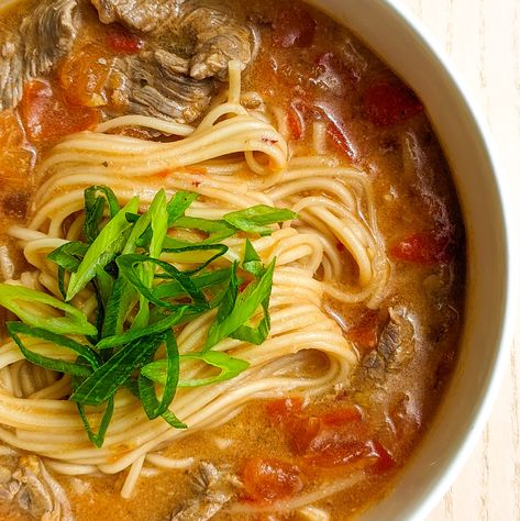 tomato beef noodle soup Tomato Noodle Soup, Souped Up Recipes, Tomato Beef, Quick Soup Recipes, Beef Marinade, Dorm Food, Noodle Soup Recipe, Beef Noodle Soup, Tomato Broth