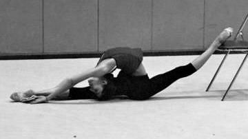 I used to do this...I need to start stretching more again. Over Splits, Rhythmic Gymnastics Training, Dance Stretches, Gymnastics Flexibility, Gymnastics Training, Ballet Beauty, Dance Like No One Is Watching, Dance Movement, Yoga Dance